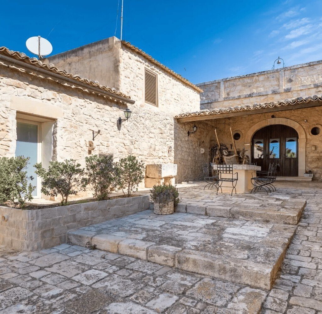 Media Ragusa Extras 135 Default 2350 Conversions 6992e3a889be1 Ingresso Al Casale Normalized Crop