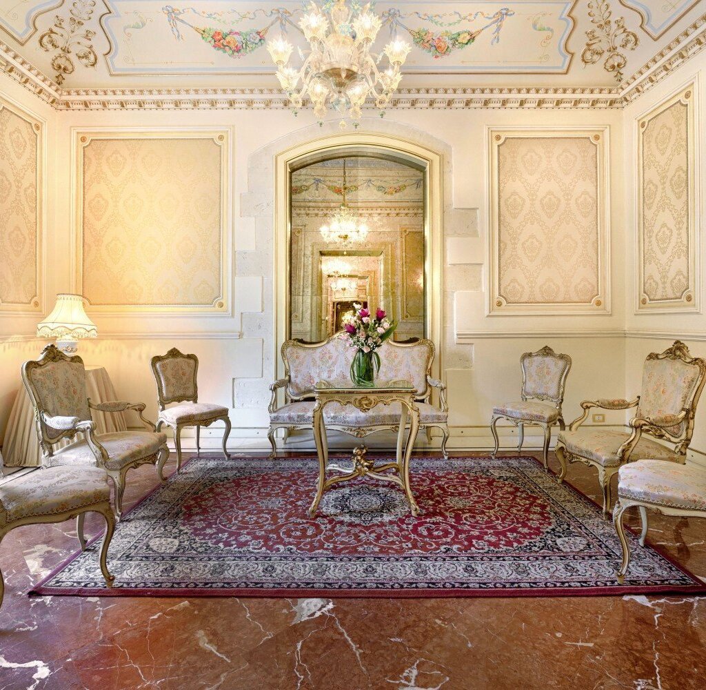 Media Ragusa Extras 83 Default 370 Conversions 694bd0017722e Salottino Normalized Crop