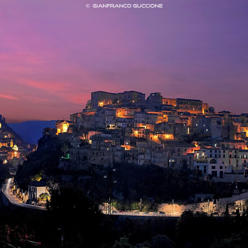 Ragusa_e Ibla in notturna.jpg
